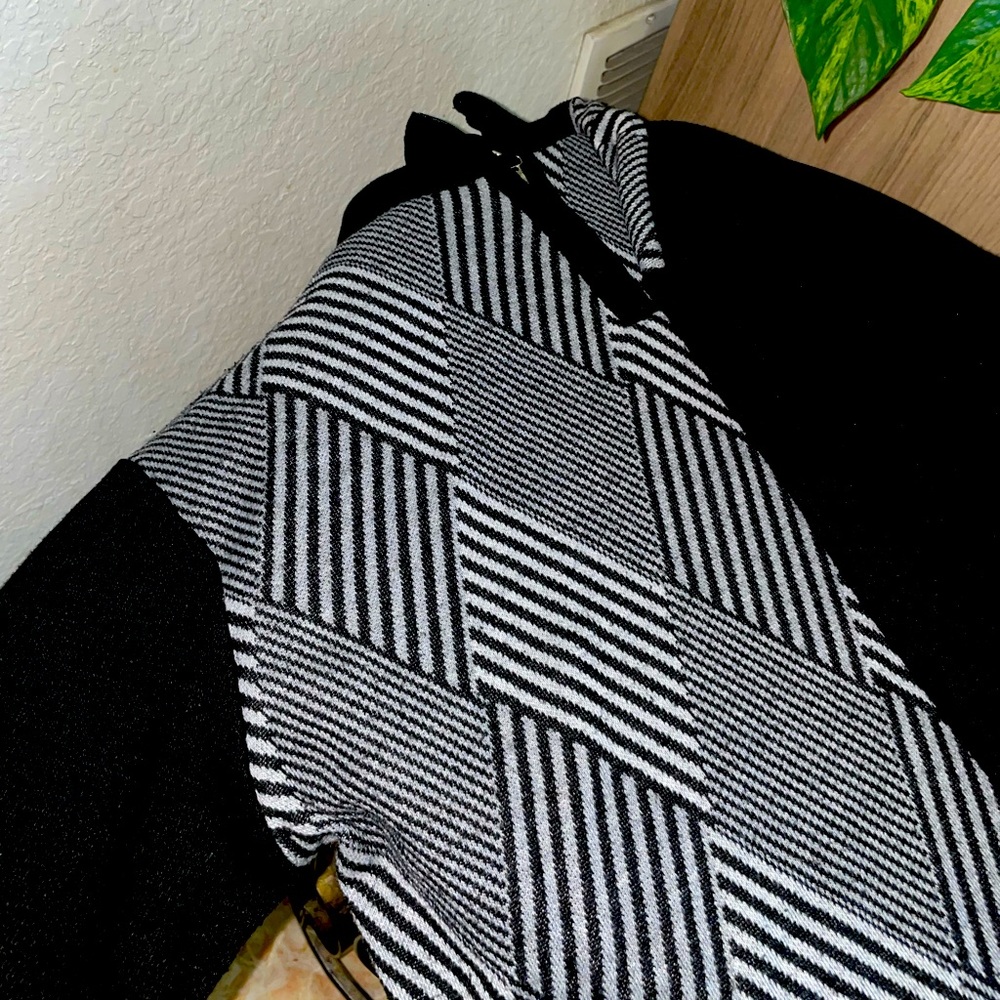 Sweater/Top Zip-Up [Black and Light Gray]